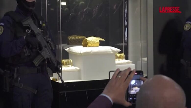 Romania, un prezioso elmo dorato torna al Museo nazionale di storia di Bucarest