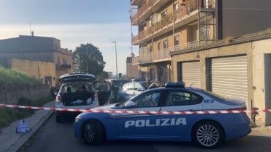 Catanzaro, madre si lancia dal balcone con i tre figli: morti la donna e due bambini. In passato aveva manifestato disagi psichiatrici