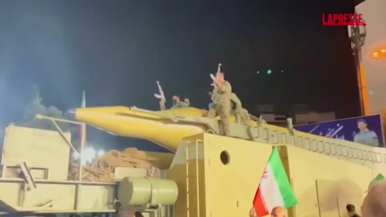 Iran, lanciamissili balistici durante le manifestazioni pro-militari a Teheran