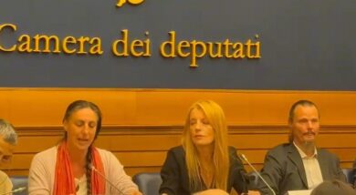 Famiglia nel bosco, la madre: “Mai vista una crudeltà come questa su dei bambini”