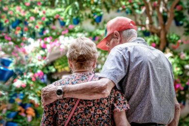 Pensioni, importo medio di 1.285 euro: per le donne assegni inferiori del 30,9% rispetto agli uomini