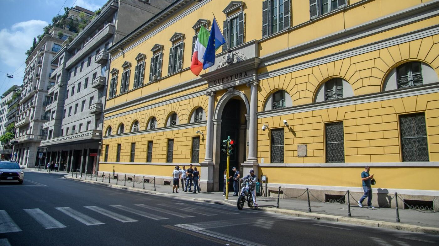 Antisemitismo, arrestato 19enne a Pavia per discriminazione razziale e apologia della Shoah