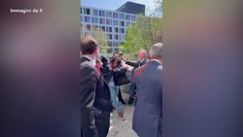 Iran, il figlio dello scià Pahlavi contestato a Berlino: imbrattato con liquido rosso