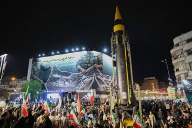 Iran, attivate le difese aeree su Teheran. Katz: “Pronti a riprendere la guerra, aspettiamo solo il via libera” – La diretta