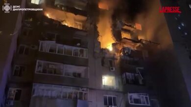 Ucraina, attacco russo nella notte su Dnipro: edifici in fiamme
