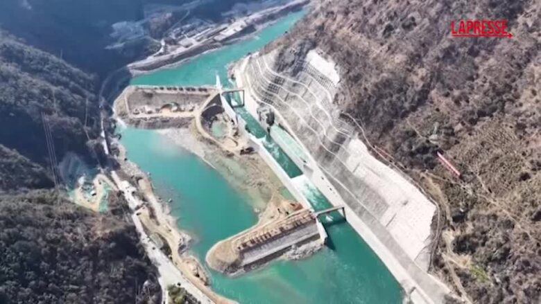 Cina chiude il fiume Dadu: al via lavori per centrale idroelettrica nel Sichuan