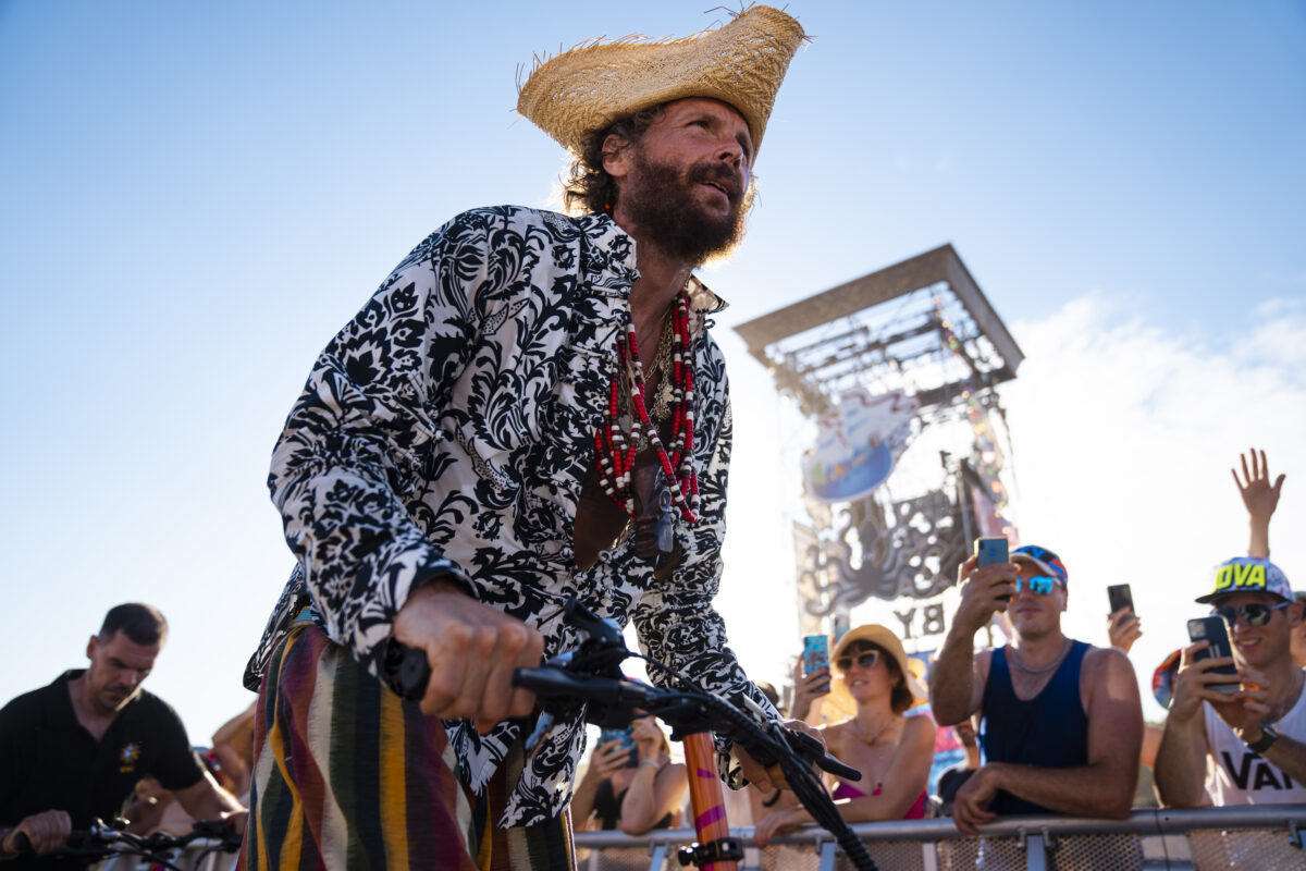 Jovanotti presenta il “Jova Giro” in bicicletta: partenza dal Circo Massimo a Roma