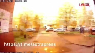 Russia, il momento dell'esplosione di un drone: i detriti cadono su edificio di Samara