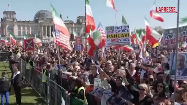 Berlino, migliaia di dimostranti manifestano per Reza Pahlavi