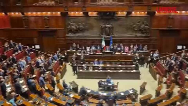 Dl Sicurezza, deputati FdI intonano l'inno di Mameli: le opposizioni si accodano