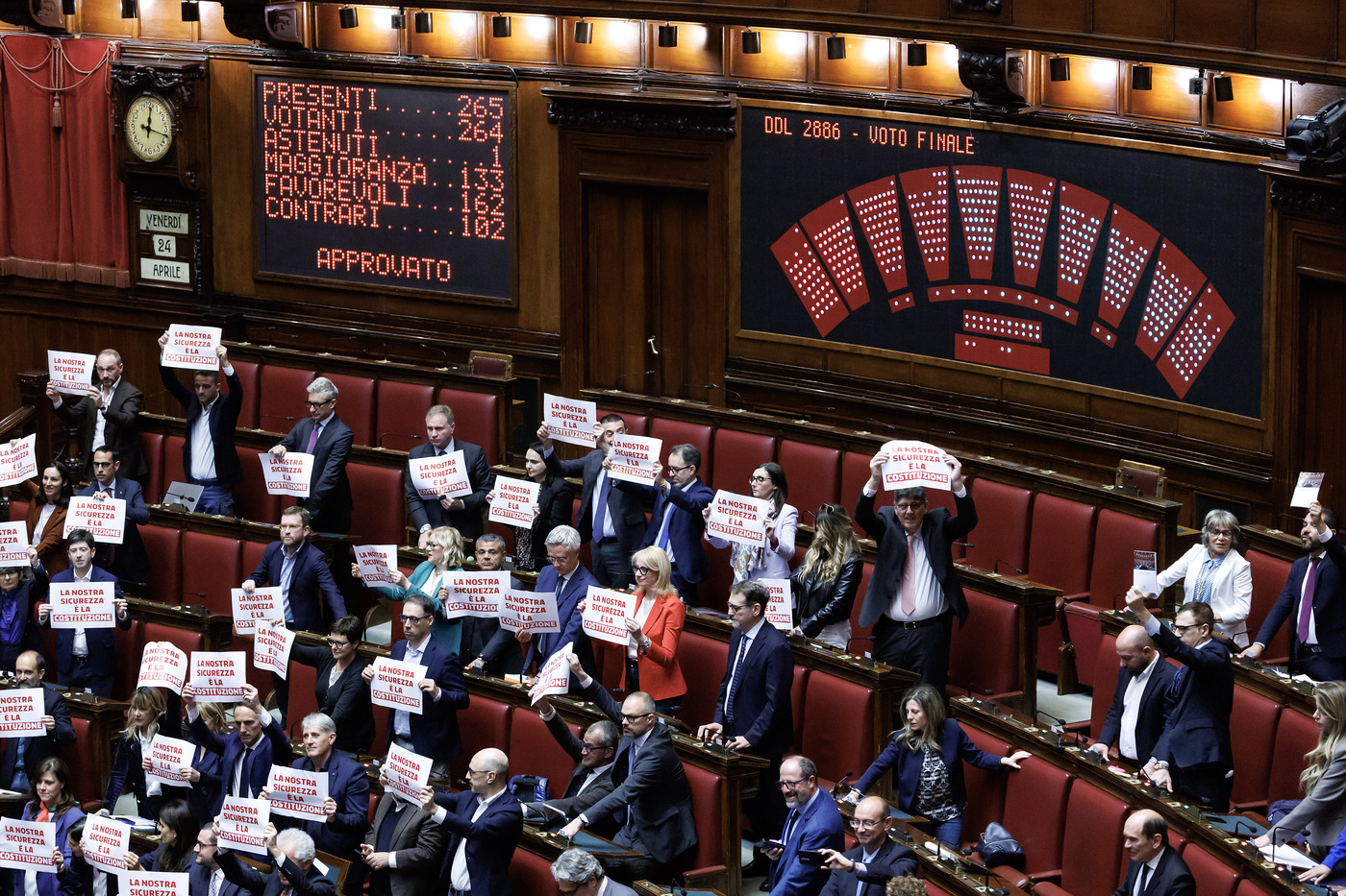 Dl Sicurezza, ok definitivo alla Camera. Le opposizioni cantano “Bella ciao”