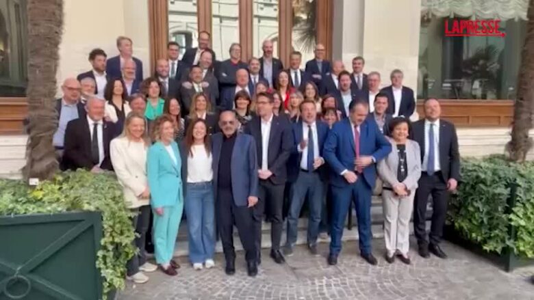 Dl Sicurezza, foto ricordo di Salvini con il gruppo della Lega alla Camera: "Giriamola a Bonelli"