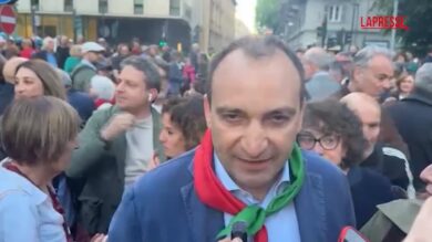 25 aprile, la fiaccolata a Torino, Lo Russo: "Libertà vanno costantemente difese"