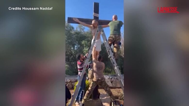 Libano, l'Italia sostituisce il crocifisso distrutto da un soldato israeliano