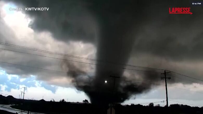 Usa, enorme tornado in Oklahoma si abbatte su alcune case