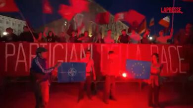 25 aprile, alla fiaccolata a Torino bruciate bandiere Nato e Ue