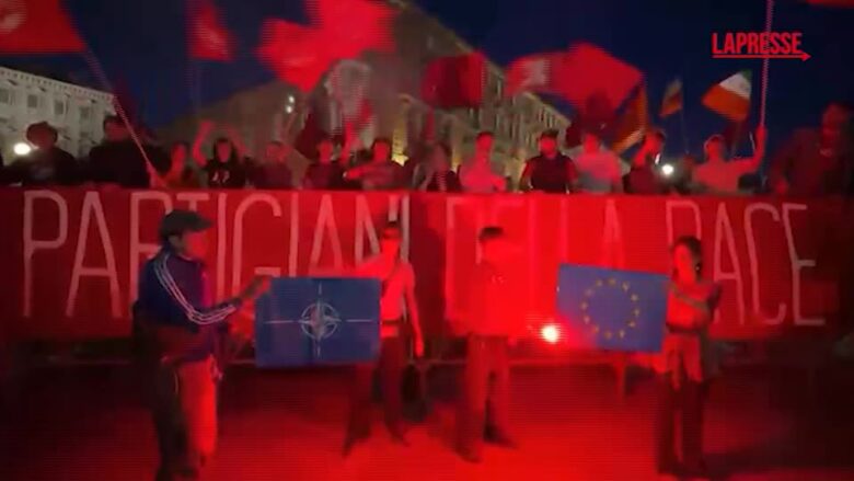 25 aprile, alla fiaccolata a Torino bruciate bandiere Nato e Ue