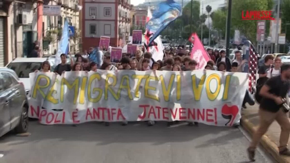 Napoli, tensione al corteo contro l'ininziativa sulla remigrazione: getti d'acqua contro la polizia