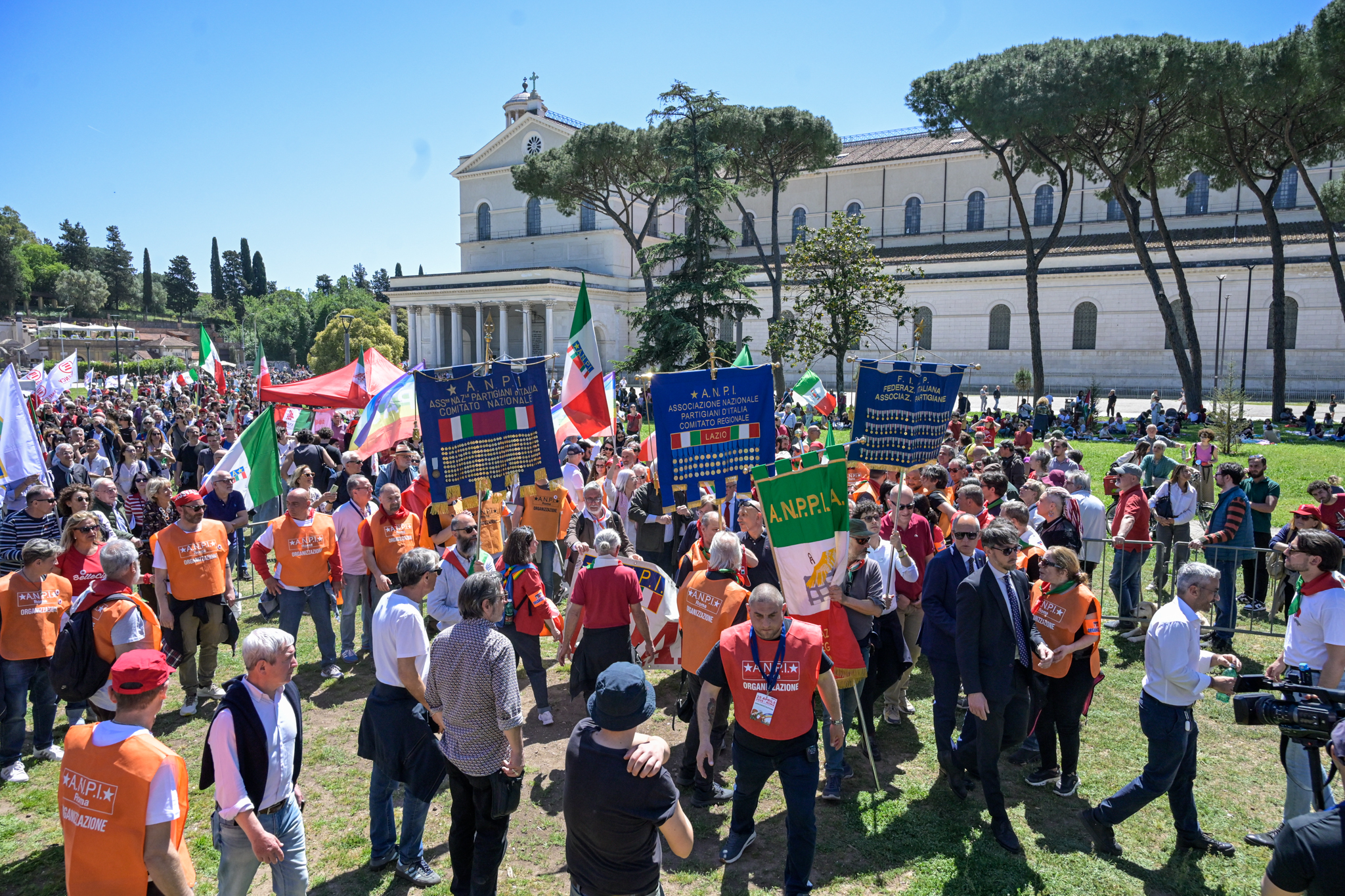 25 aprile, colpi di pistola ad aria compressa dopo il corteo di Roma: due feriti
