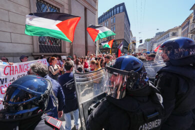 25 Aprile, a Milano i pro-Pal bloccano il corteo. Tensione e insulti alla Brigata ebraica: “Siete solo saponette mancate”  – La diretta