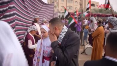 Gaza, grande festa per un matrimonio di massa tra le macerie