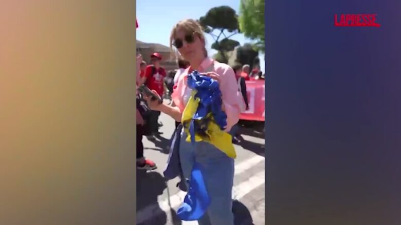 25 aprile, +Europa: “Aggrediti a corteo a Roma per bandiere Ucraina”