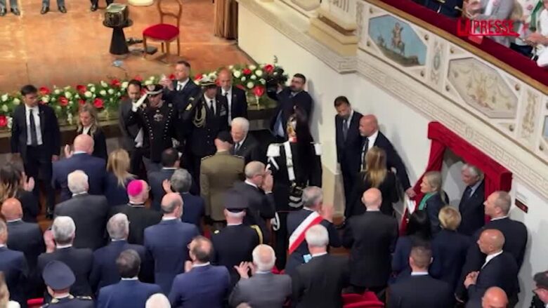 25 Aprile, a San Severino Marche l’ingresso al teatro Feronia del presidente Mattarella accolto dagli applausi