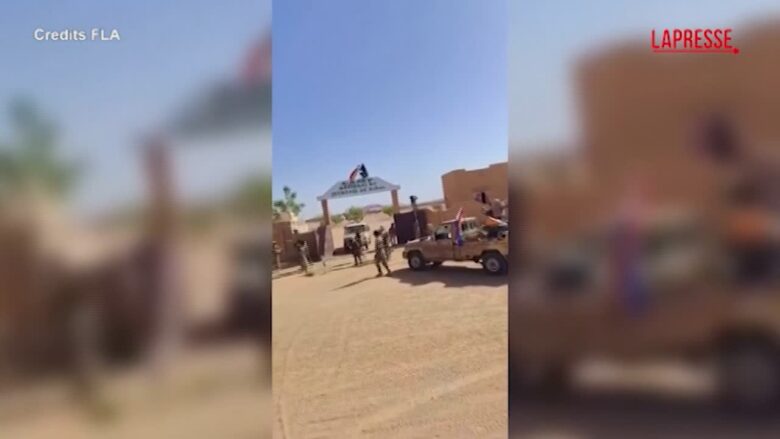 Mali, i ribelli Azawad entrano a Kidal a bordo di pick-up dotati di mitragliatrice