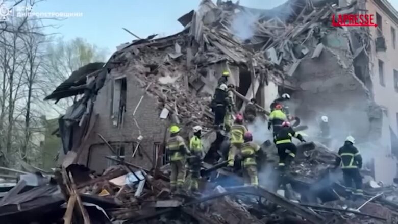 Ucraina, raid russo su edificio residenziale a Dnipro: 21 feriti