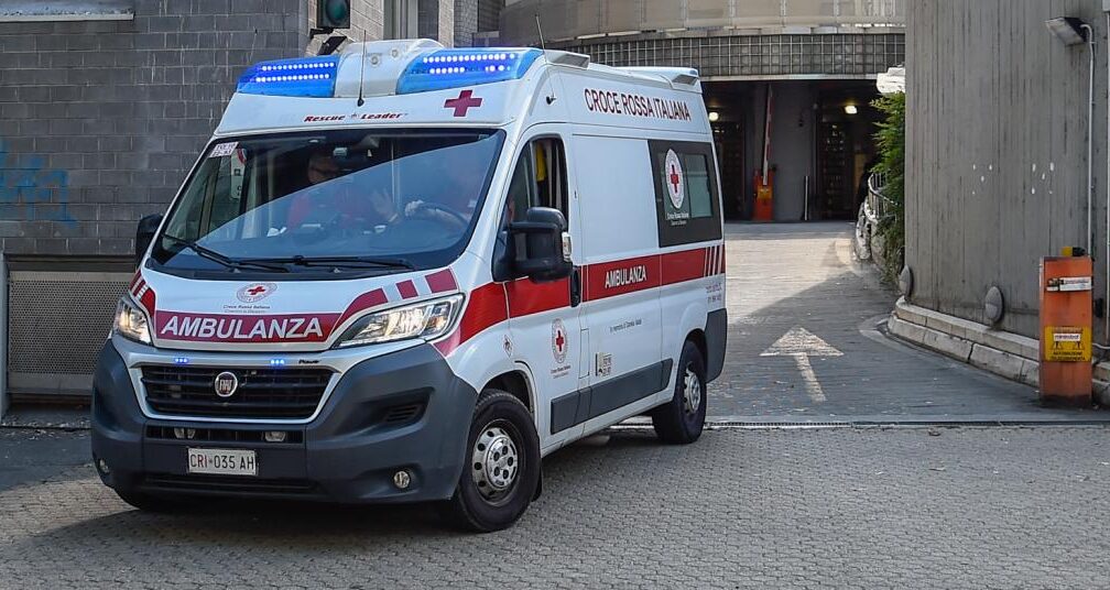 Treviso, bimba di 18 mesi rimane incastrata nel tosaerba: è in pericolo di vita