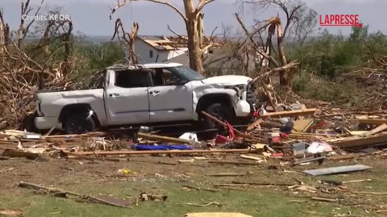 Quel che resta dopo il passaggio di un tornado: la distruzione in Oklahoma
