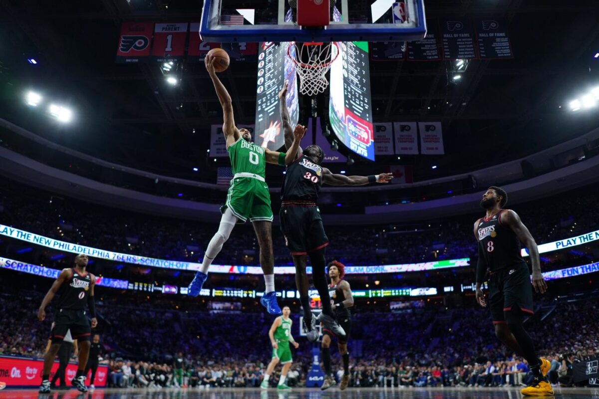 Nba, ai playoff LeBron trascina i Lakers contro Houston. Vincono Boston e San Antonio