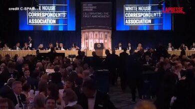 Spari alla cena dei giornalisti con Trump: il momento in cui il presidente viene fatto uscire