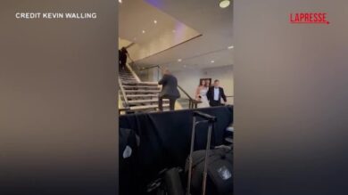 Spari alla cena dei giornalisti con Trump, funzionari e ospiti escono di corsa: il video