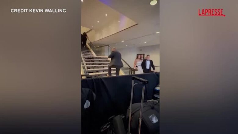 Spari alla cena dei giornalisti con Trump, funzionari e ospiti escono di corsa: il video