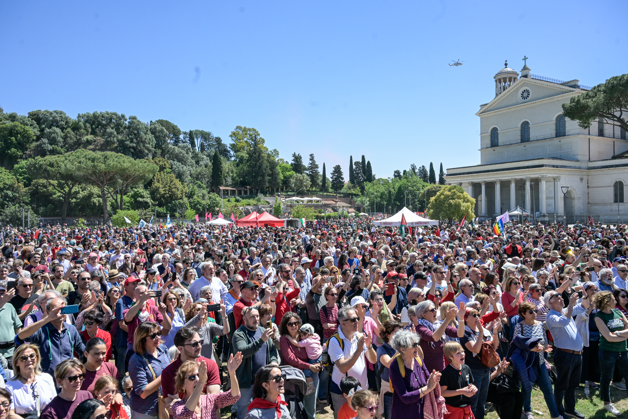 Spari al 25 aprile, l’Anpi: “Come i partigiani non ci lasceremo intimidire”. Crosetto: “Veri partigiani non escludevano”