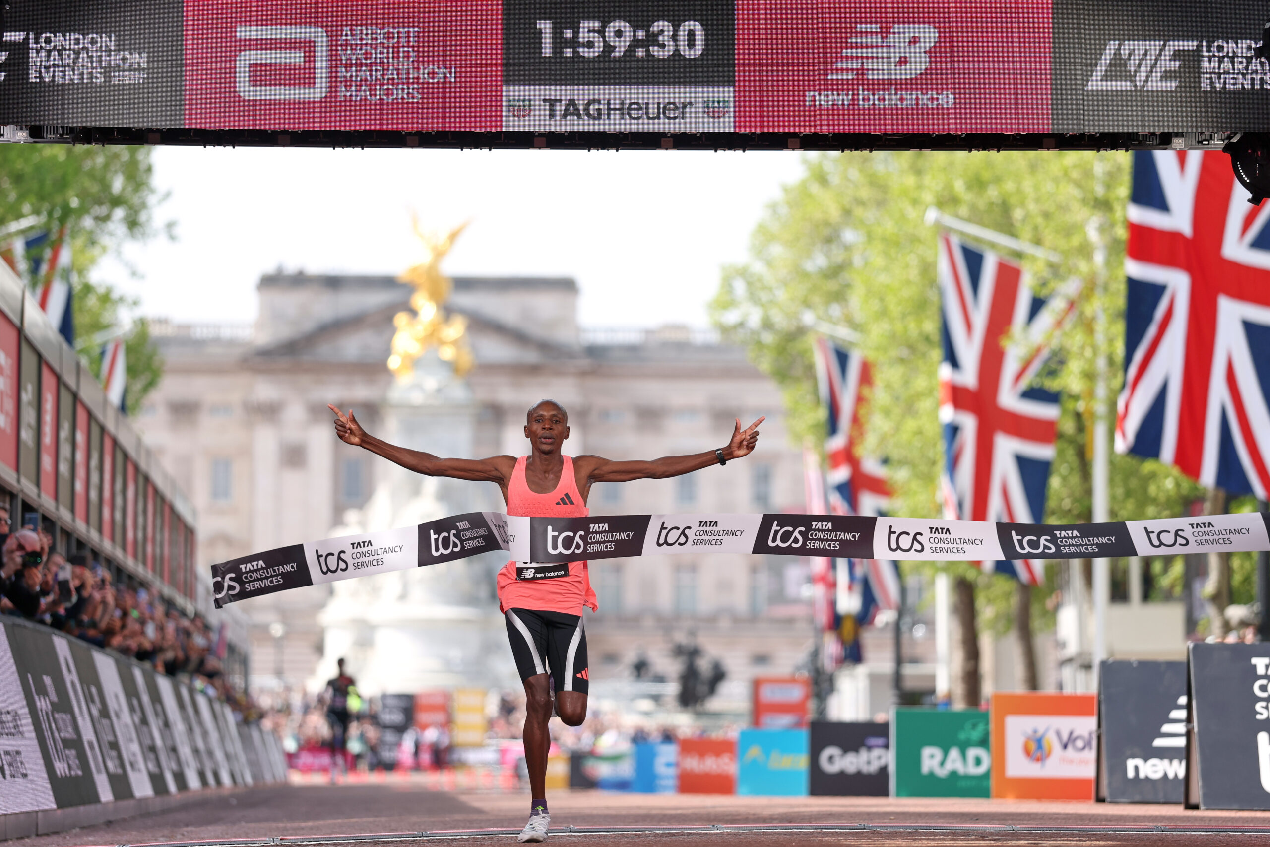 Maratona Londra 2026, Sabastian Sawe è il primo uomo nella storia a correre sotto le due ore
