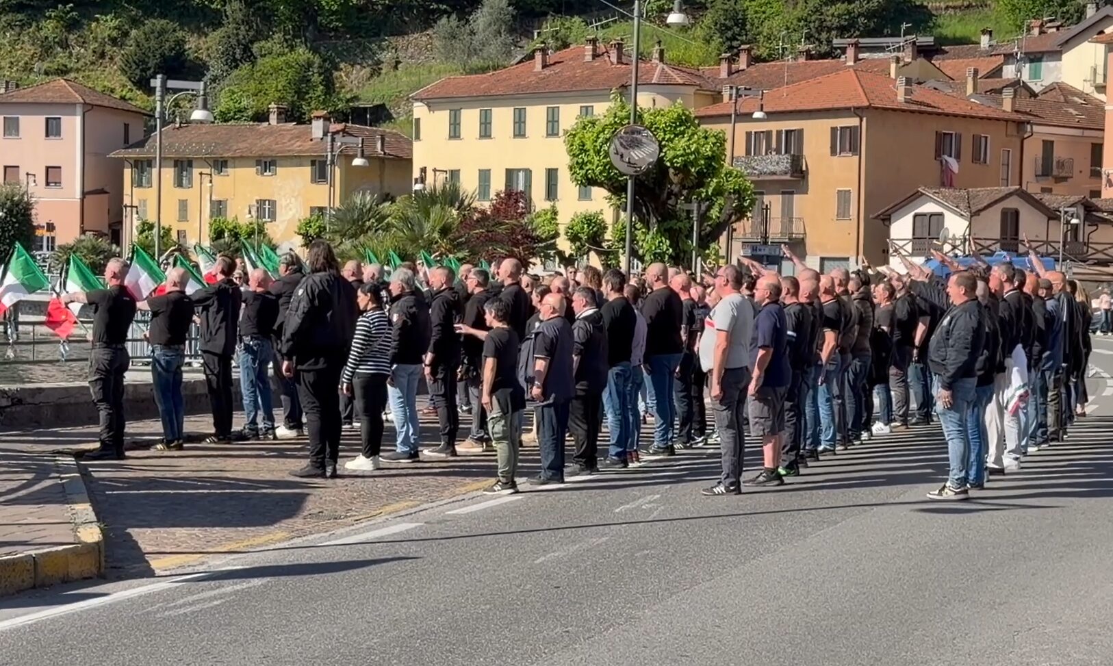 Fascismo, saluti romani a Dongo: antifascisti lanciano palloncini con sterco sui nostalgici