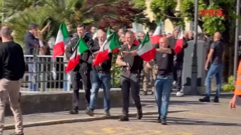 Saluti romani a Dongo, antifascisti lanciano palloncini con sterco