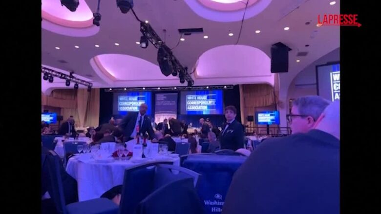 Spari alla cena dei giornalisti con Trump: il panico in sala, qualcuno grida: "God bless America"