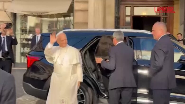 Roma, il Papa in visita alla Pontificia Accademia Ecclesiastica: l'arrivo e il saluto ai fedeli