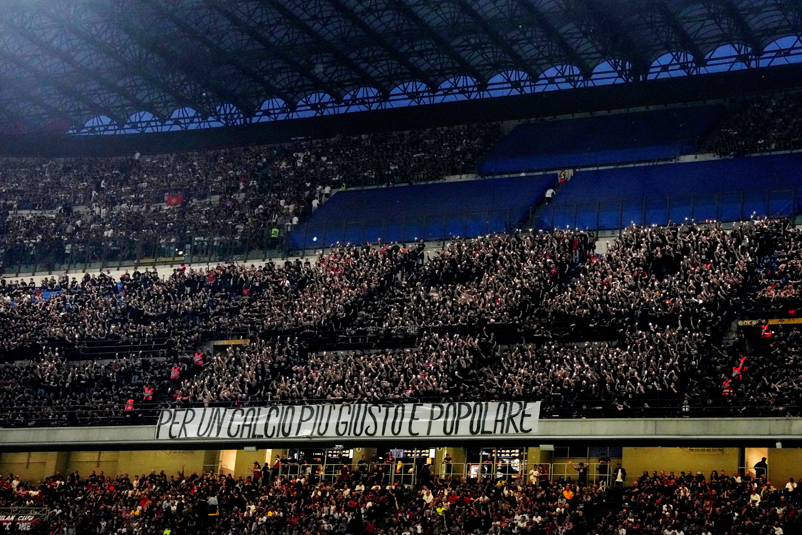 Milan-Juventus, la protesta dei tifosi contro il caro biglietti: “Per un calcio più giusto e popolare”
