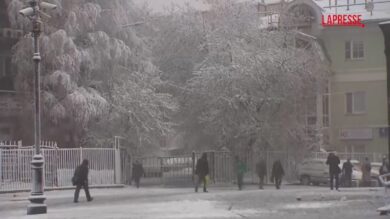 Russia, nevicata da record su Mosca a fine aprile: traffico in tilt e alberi caduti