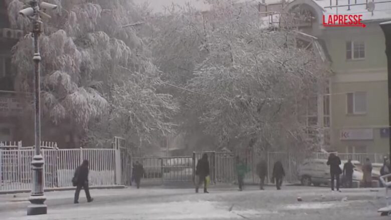 Russia, nevicata da record su Mosca a fine aprile: traffico in tilt e alberi caduti