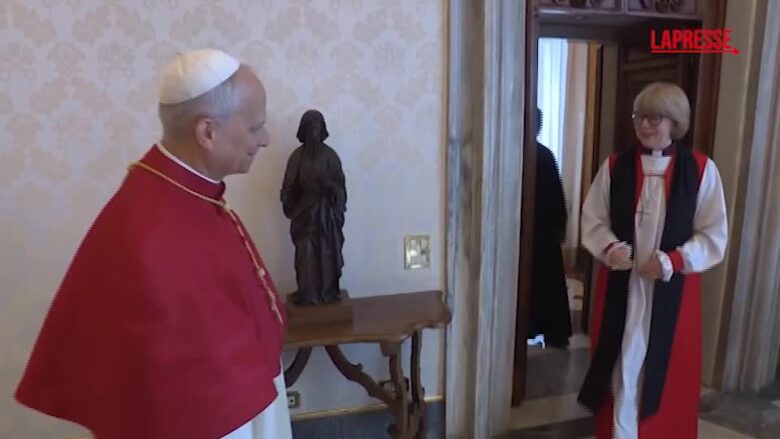 Il Papa prega con l'arcivescovo di Canterbury Sarah Mullally: lo storico incontro