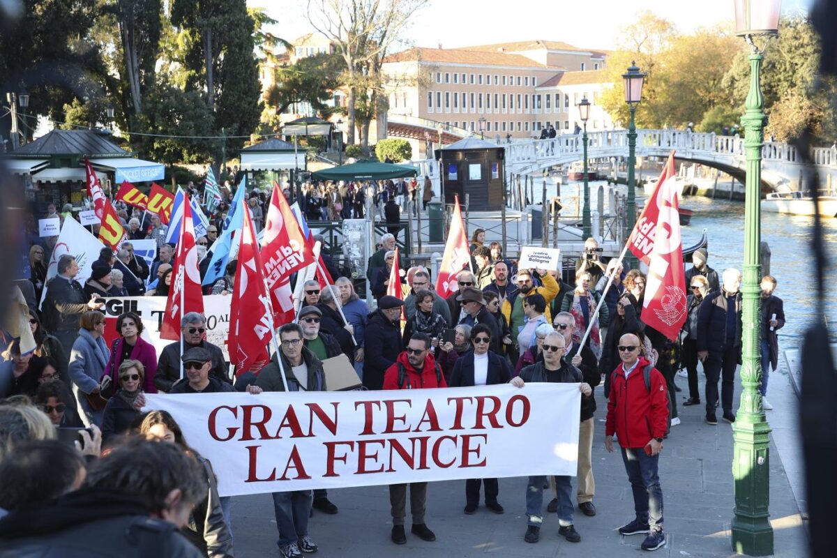 Beatrice Venezi, la Fenice interrompe il rapporto con la direttrice d’orchestra