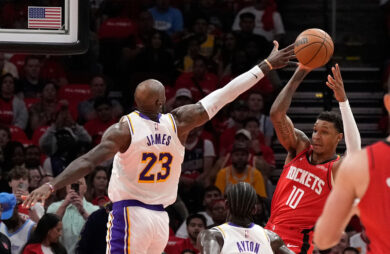 Nba, ai playoff Houston batte Lakers e si salva: Boston domina a Philadelphia