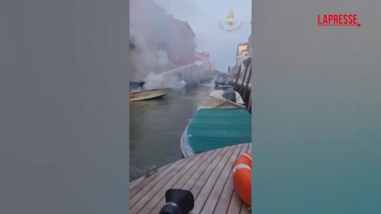Venezia, in fiamme barca ormeggiata nel canale di Cannaregio: l'intervento dei vigili del fuoco