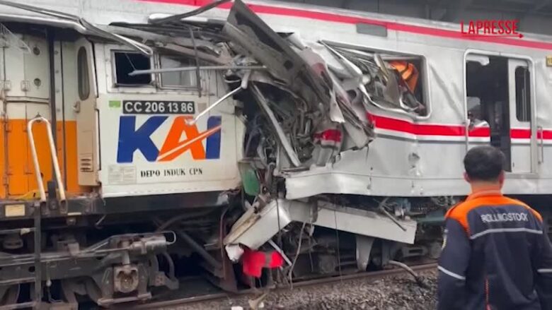 Indonesia: scontro tra treni a Giacarta, 14 morti
