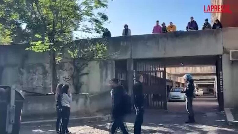 Laurentino 38, le operazioni di sgombero: l'imponente schieramento di forze dell'ordine